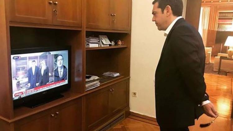 Εικόνες από τα “παρασκήνια”- Δείτε τι έκανε ο Πρωθυπουργός στο Μέγαρο Μαξίμου, περιμένοντας τους πολιτικούς αρχηγούς- ΦΩΤΟ