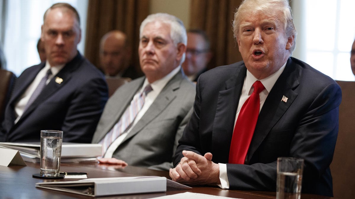 Τραμπ: Καμιά φορά τουιτάρω από το κρεβάτι