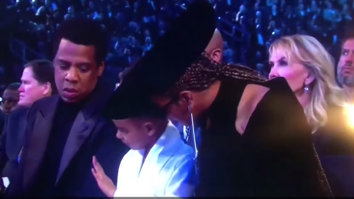 Η στιγμή που η κόρη της Μπιγιoνσέ και του Jay-Z… τους βάζει “χέρι” – ΒΙΝΤΕΟ