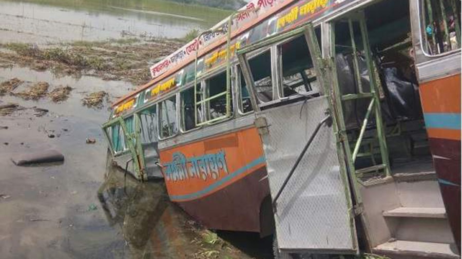 Τραγωδία στην Ινδία – Τουλάχιστον 35 νεκροί από πτώση λεωφορείου σε κανάλι
