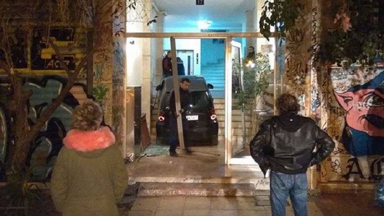 Εισβολή αυτοκινήτου σε πολυκατοικία- “Πάρκαρε” μπροστά στο ασανσέρ- ΦΩΤΟ