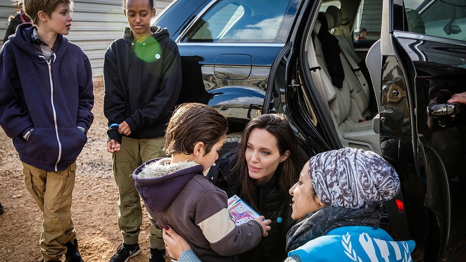 Η Αντζελίνα Τζολί πήγε τις κόρες της σε καταυλισμό προσφύγων- ΒΙΝΤΕΟ