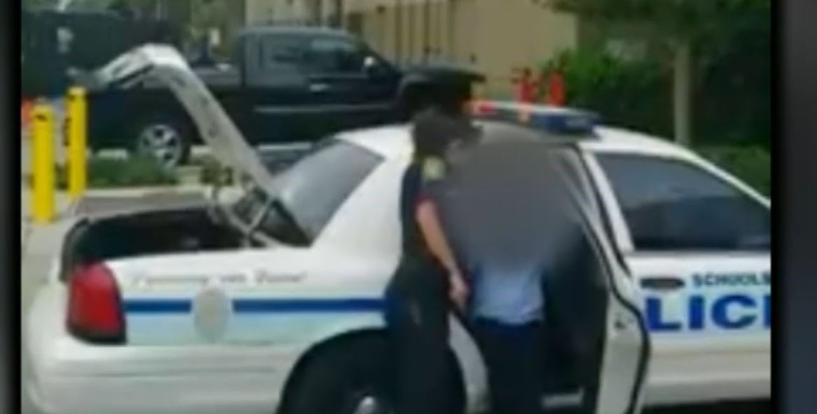 Πέρασαν χειροπέδες σε 7χρονο που επιτέθηκε στη δασκάλα του– ΒΙΝΤΕΟ