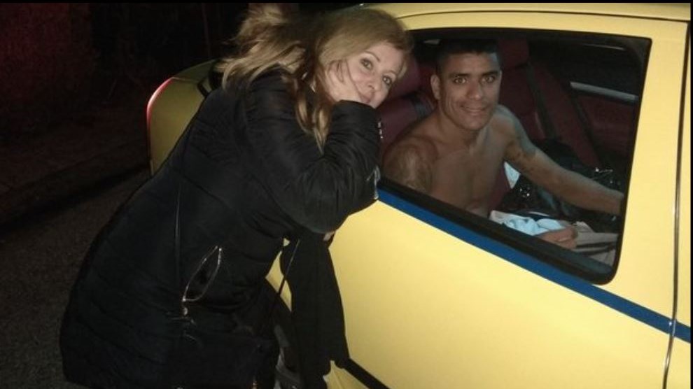 Ημίγυμνος μέσα σε ταξί ο Λέο Μάτος – Διαβάστε τι συνέβη – ΦΩΤΟ