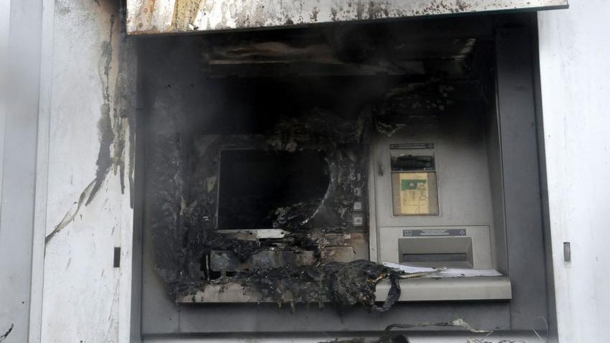Στα χέρια της αστυνομίας οι “βομβιστές” των ΑΤΜ – “Τσέπωναν” ζεστό χρήμα και γίνονταν…καπνός