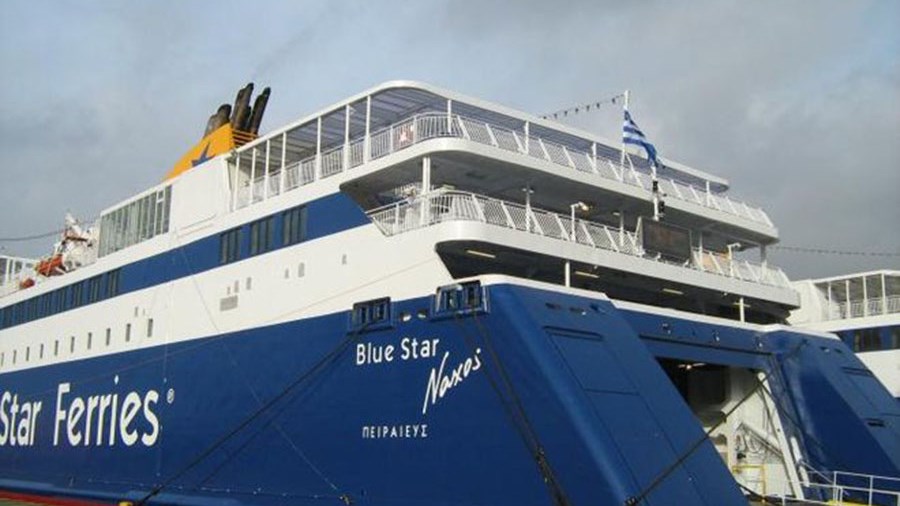 Πτώση επιβάτη στη θάλασσα από το Blue Star Naxos κοντά στη Σύρο – ΤΩΡΑ