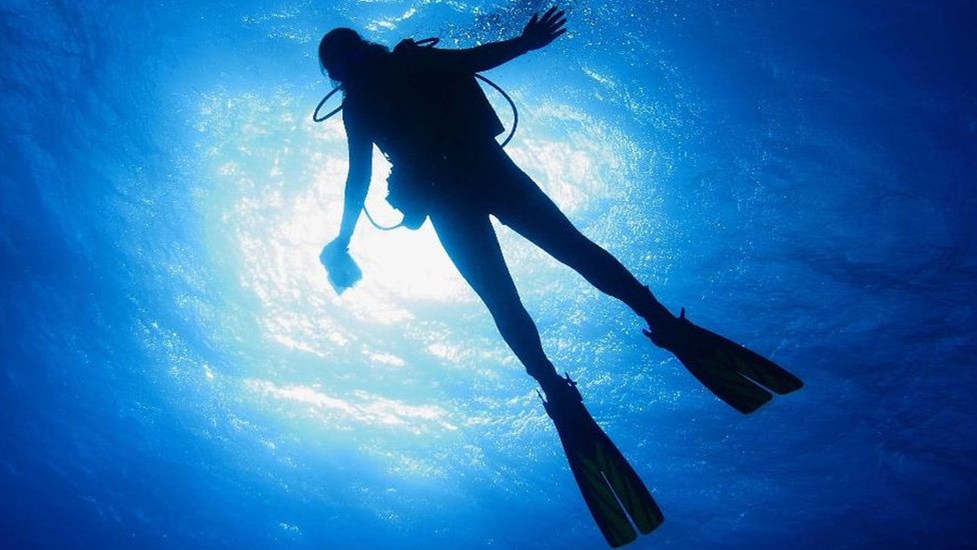 Δύτης «ψάρεψε» καλάσνικοφ στα λιμανάκια της Βουλιαγμένης