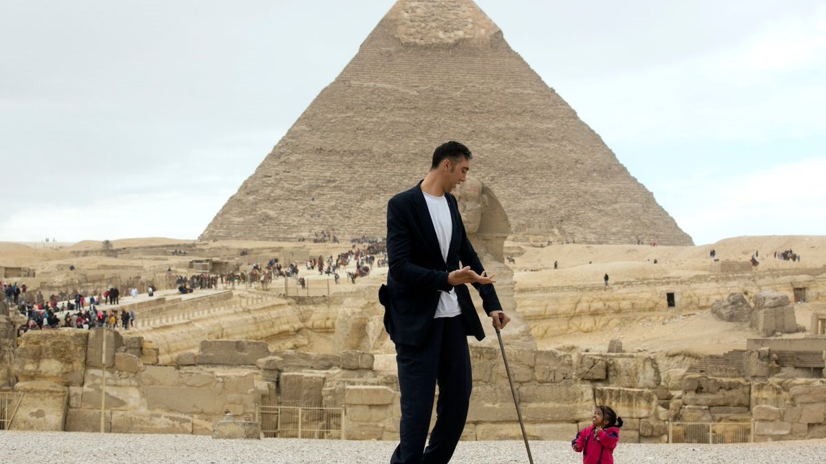 Ο πιο ψηλός και η πιο κοντή στον κόσμο συναντήθηκαν με φόντο τις πυραμίδες- ΒΙΝΤΕΟ
