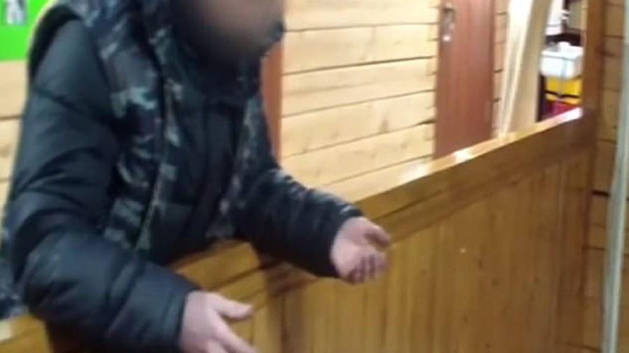 ΒΙΝΤΕΟ γροθιά στο στομάχι – Η στιγμή που ένας πα-ΤΕΡΑΣ πετάει το 10 μηνών βρέφος του από τον δεύτερο όροφο γιατί…έκλαιγε