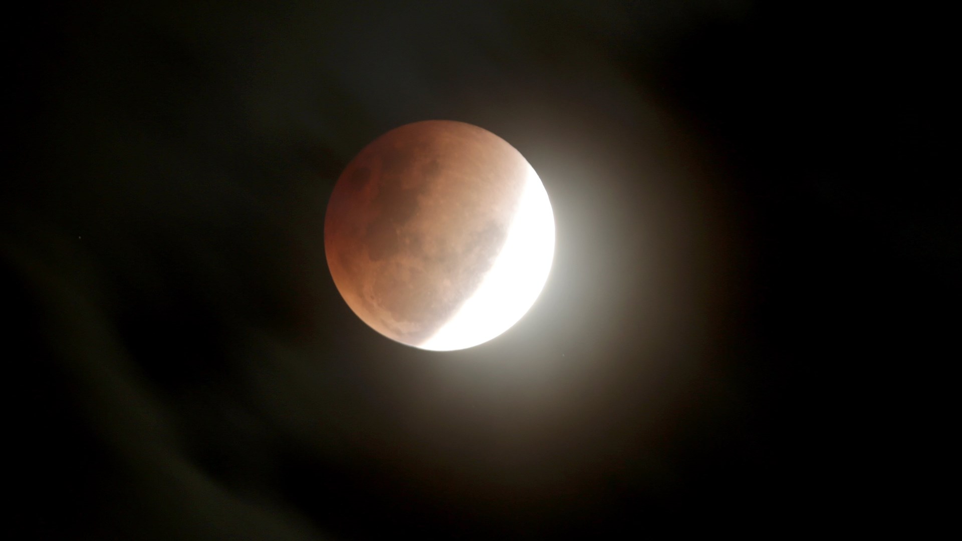 Φεγγάρι 3 σε 1 – Εντυπωσιακές ΦΩΤΟ από τη «ματωμένη» έκλειψη της υπέρ-Σελήνης