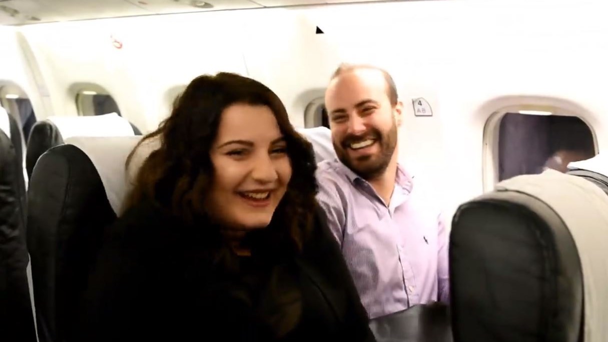 Πρόταση γάμου στα 15.000 πόδια – Τι απάντησε η υποψήφια νύφη – ΒΙΝΤΕΟ