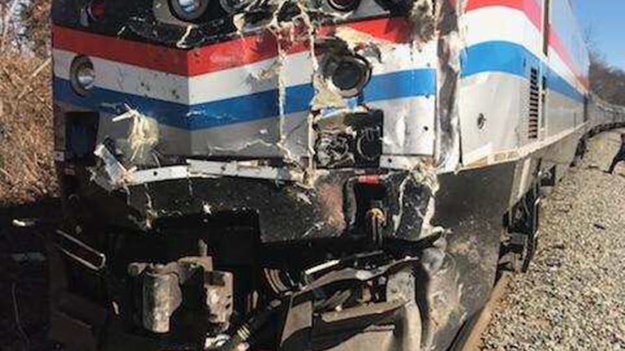 Πληροφορίες για έναν νεκρό από τη σύγκρουση τρένου που μετέφερε γερουσιαστές με φορτηγό