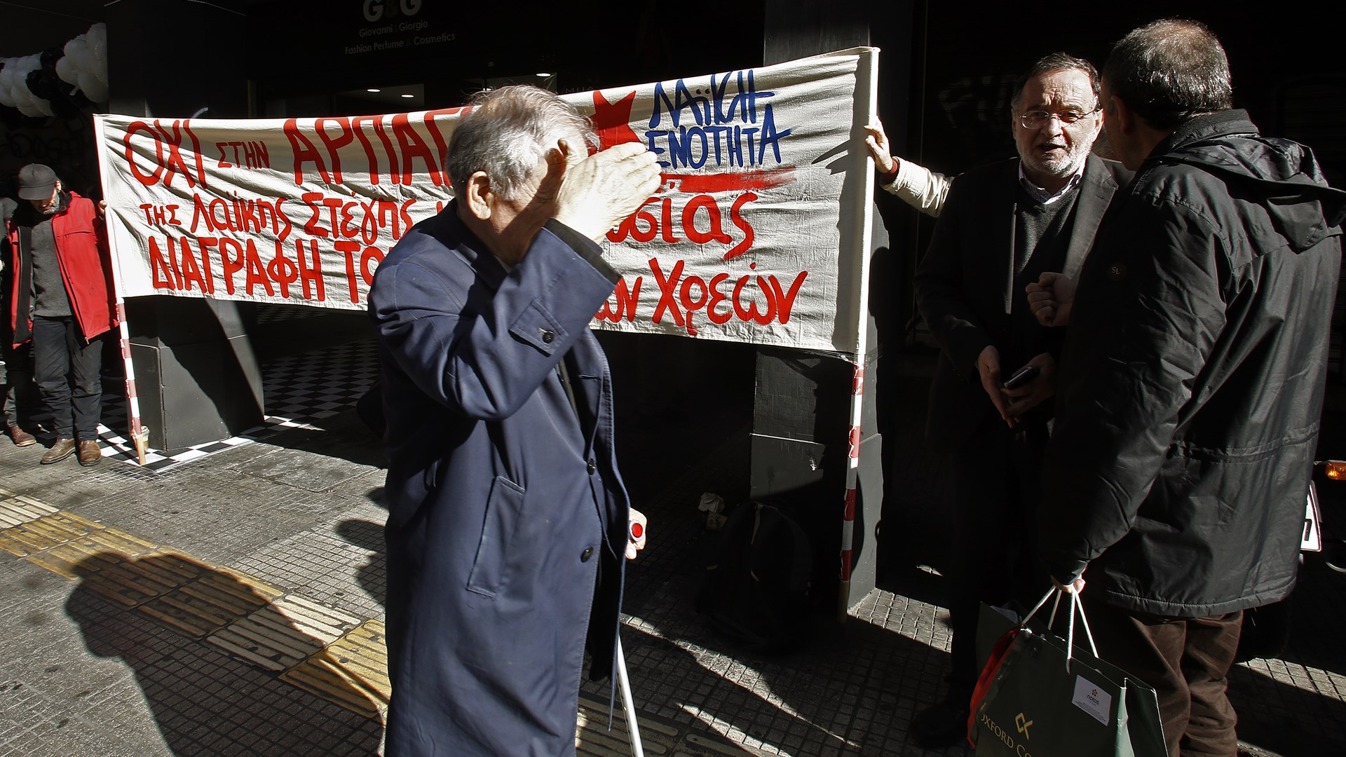 Υπό πολιορκία συμβολαιογραφείο – Η αγωνία των δανειοληπτών κορυφώνεται – ΒΙΝΤΕΟ