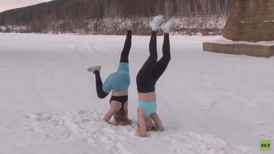 Οι νεαρές Ρωσίδες που κάνουν γιόγκα… στα χιόνια! – ΒΙΝΤΕΟ