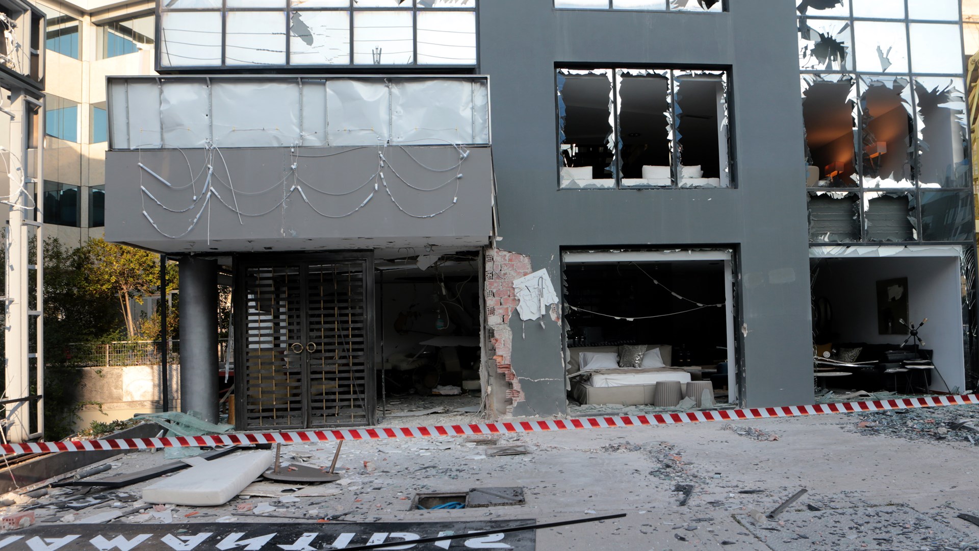 10 νέες φωτογραφίες από την έκρηξη στο κατάστημα επίπλων στην Κηφισίας