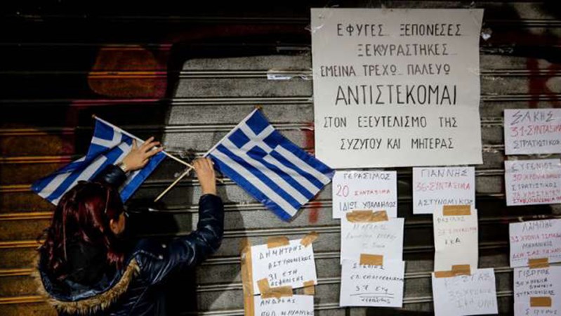 Συγκινητική διαμαρτυρία από χήρες στο υπουργείο Εργασίας – Γέμισαν την είσοδο με τα ονόματα των θανόντων συζύγων τους – ΦΩΤΟ