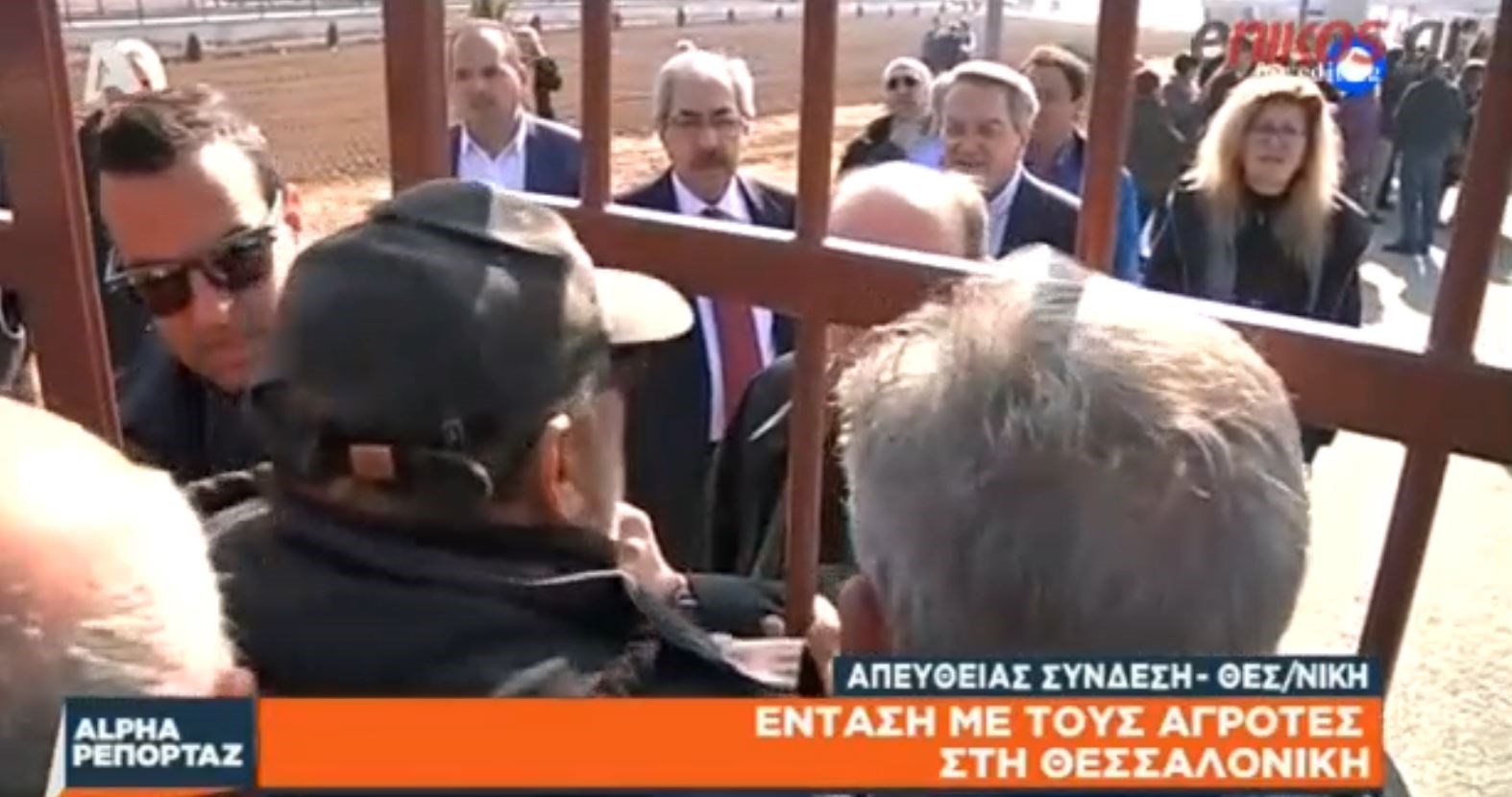 Ένταση με αγρότες στη Θεσσαλονίκη – Περιμένουν με τα τρακτέρ τον Αποστόλου – ΒΙΝΤΕΟ