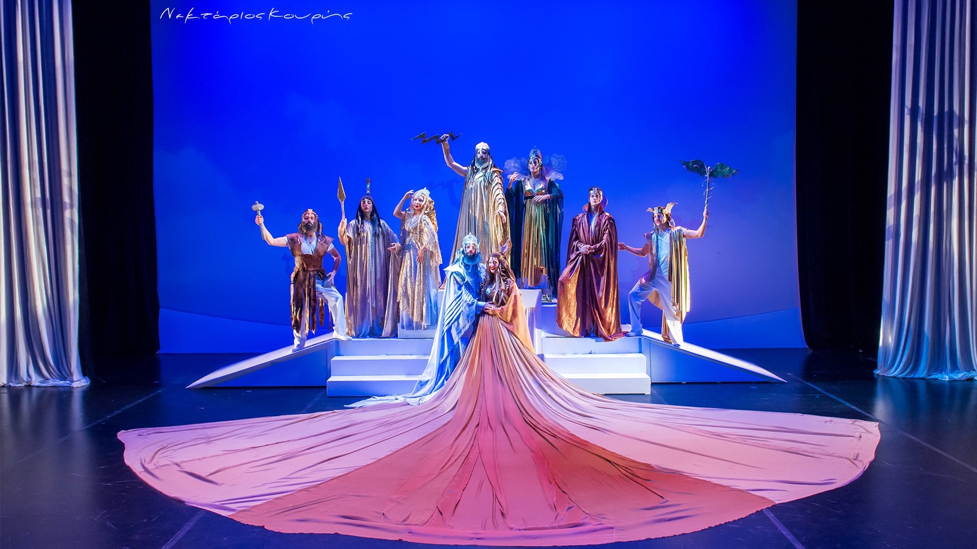 Οι…Θεοί της Κάρμεν «κλέβουν» το κοινό