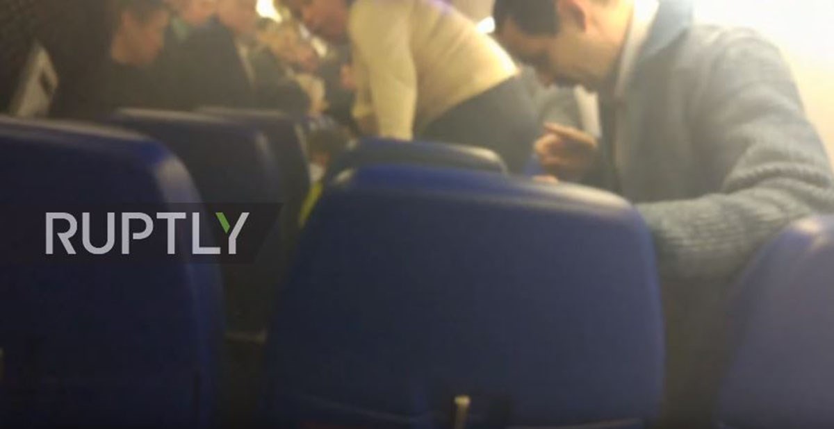 Θρίλερ σε αεροπλάνο – Γέμισε καπνούς η καμπίνα των επιβατών – ΒΙΝΤΕΟ