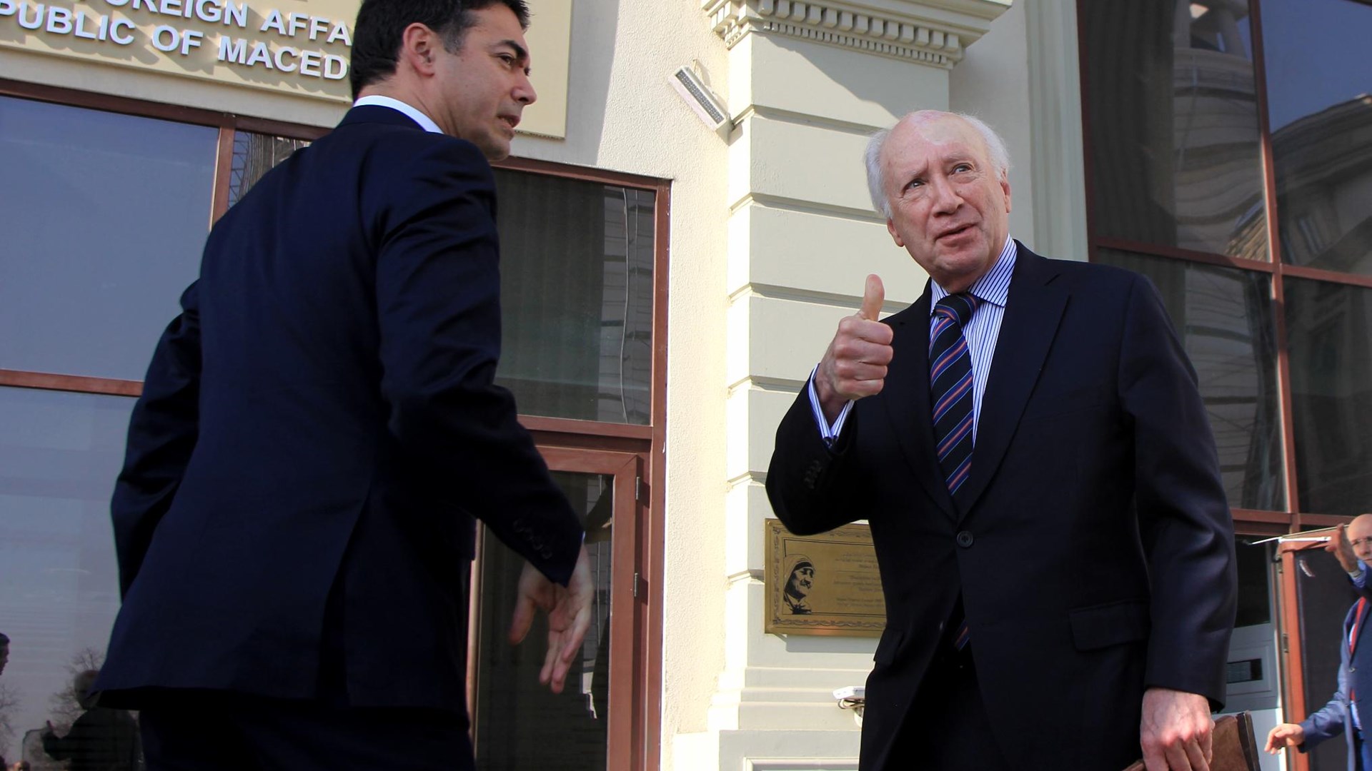 «Μπουρλότο» στη διαπραγμάτευση βάζουν τα Σκόπια – Οι προκλητικές δηλώσεις Ντιμιτρόφ και η «αφωνία» Νίμιτς – ΒΙΝΤΕΟ