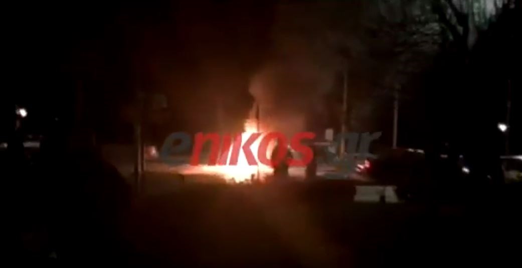 Σκηνές πανικού με φλεγόμενο αυτοκίνητο στη μέση της Ποσειδώνος στο Παλαιό Φάληρο – ΒΙΝΤΕΟ αναγνώστη