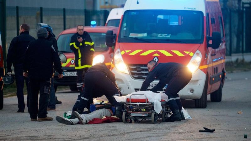 Άγριες συμπλοκές μεταξύ μεταναστών στο Καλαί – 17 τραυματίες, οι 4 χαροπαλεύουν – ΦΩΤΟ ΚΑΙ ΒΙΝΤΕΟ