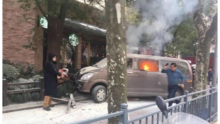 Τρόμος στη Σαγκάη: Φλεγόμενο όχημα σάρωσε πεζούς – 18 τραυματίες – Σκληρές εικόνες