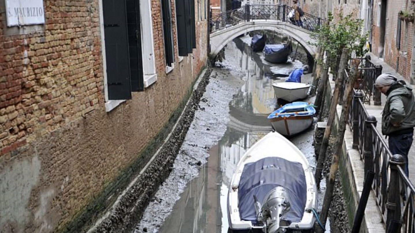 Στέγνωσαν τα κανάλια της Βενετίας από το «σούπερ μπλε ματωμένο» φεγγάρι – Συγκλονιστικές ΦΩΤΟ
