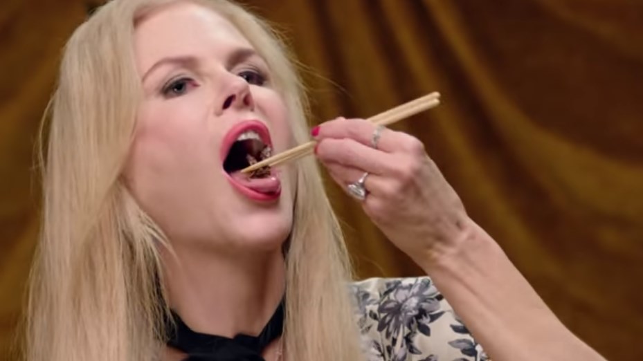 Η Νικόλ Κίντμαν τρώει… έντομα – Δεν είναι μοντάζ – ΒΙΝΤΕΟ