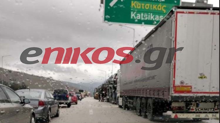 Το πετρέλαιο στο οδόστρωμα  έβαλε “φωτιά” στην κίνηση και προκάλεσε μποτιλιάρισμα στην Εγνατία – ΦΩΤΟ αναγνώστη