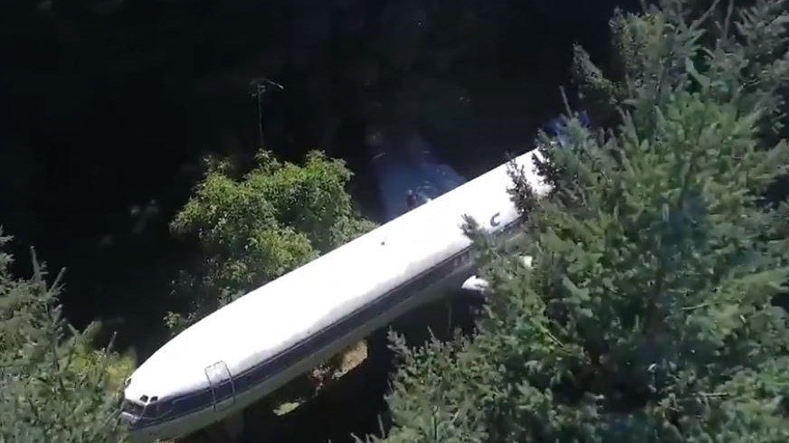 Θα ζήλευε και ο Ωνάσης – Ο Μπρους ζει σε ένα Boeing της Ολυμπιακής στη μέση του δάσους – ΒΙΝΤΕΟ