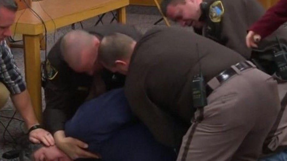 Ο πατέρας κακοποιημένων κοριτσιών, επιτίθεται μέσα στο δικαστήριο, στον παιδόφιλο γιατρό της εθνικής ΗΠΑ- BINTEO