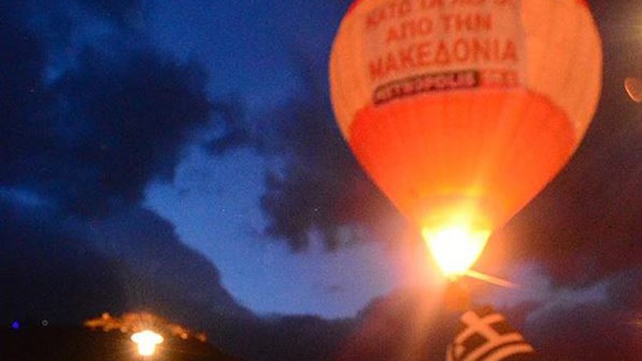 Ένα τεράστιο αερόστατο με σύνθημα για την Μακεδονία υψώθηκε πάνω από το Άργος – ΦΩΤΟ