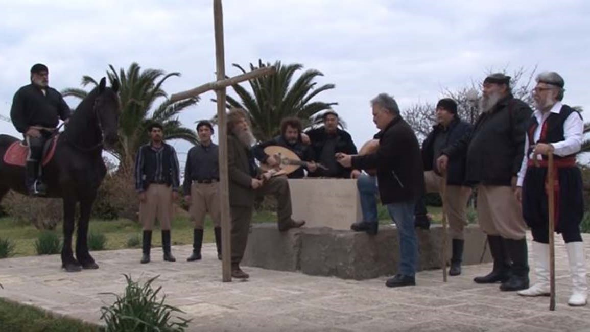 Ο Ψαραντώνης τραγουδά «Πότε θα κάνει ξαστεριά» στον τάφο του Καζαντζάκη, πριν αναχωρήσει για το συλλαλητήριο της Αθήνας- ΒΙΝΤΕΟ