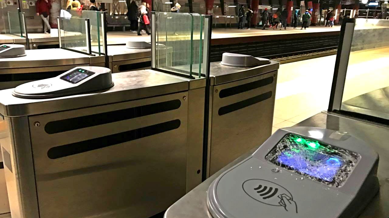 Κουκουλοφόροι έσπασαν ακυρωτικά μηχανήματα στους σταθμούς “Πευκάκια” και “Πετράλωνα”