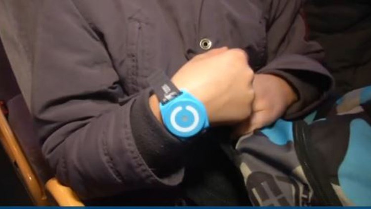 Μαθητές φορούν ηλεκτρονικό βραχιόλι για να μην τους χάνουν οι γονείς τους – ΒΙΝΤΕΟ