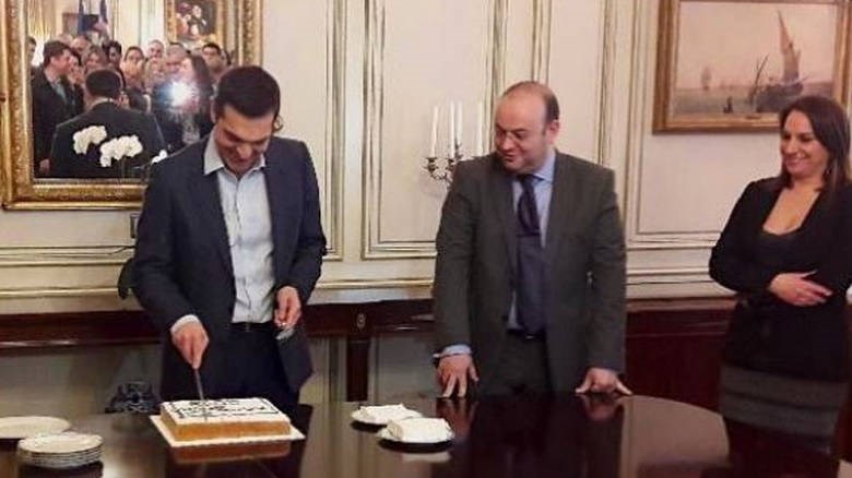 Ο Τσίπρας έκοψε την πρωτοχρονιάτικη πίτα στο Μαξίμου – Ποιος κέρδισε το φλουρί- ΦΩΤΟ