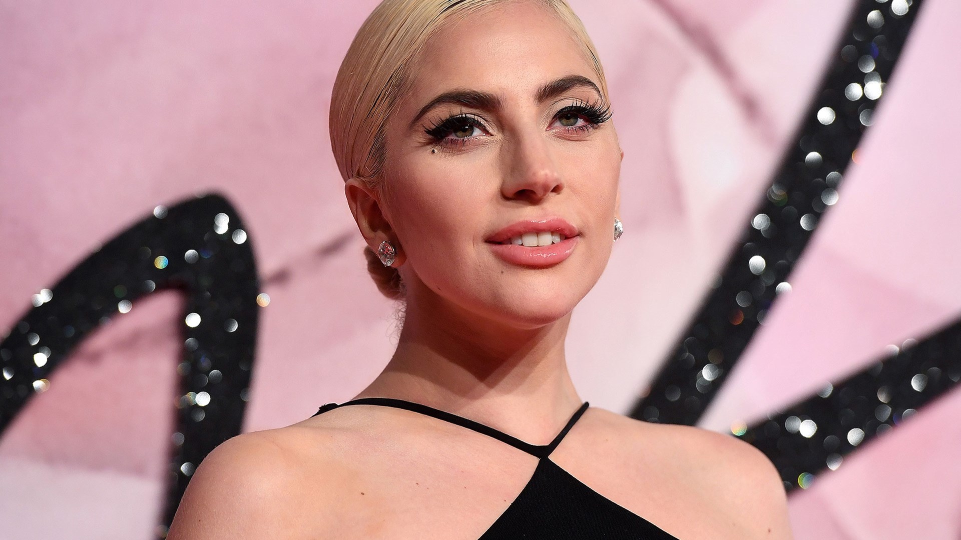 Ισχυροί πόνοι ανάγκασαν τη Lady Gaga να ακυρώσει 10 συναυλίες