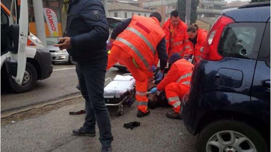 Οι πρώτες φωτογραφίες από τους δρόμους της Ματσεράτα στην Ιταλία, αμέσως μετά τους πυροβολισμούς – Τραυματίες δέχονται τις πρώτες βοήθειες στο δρόμο