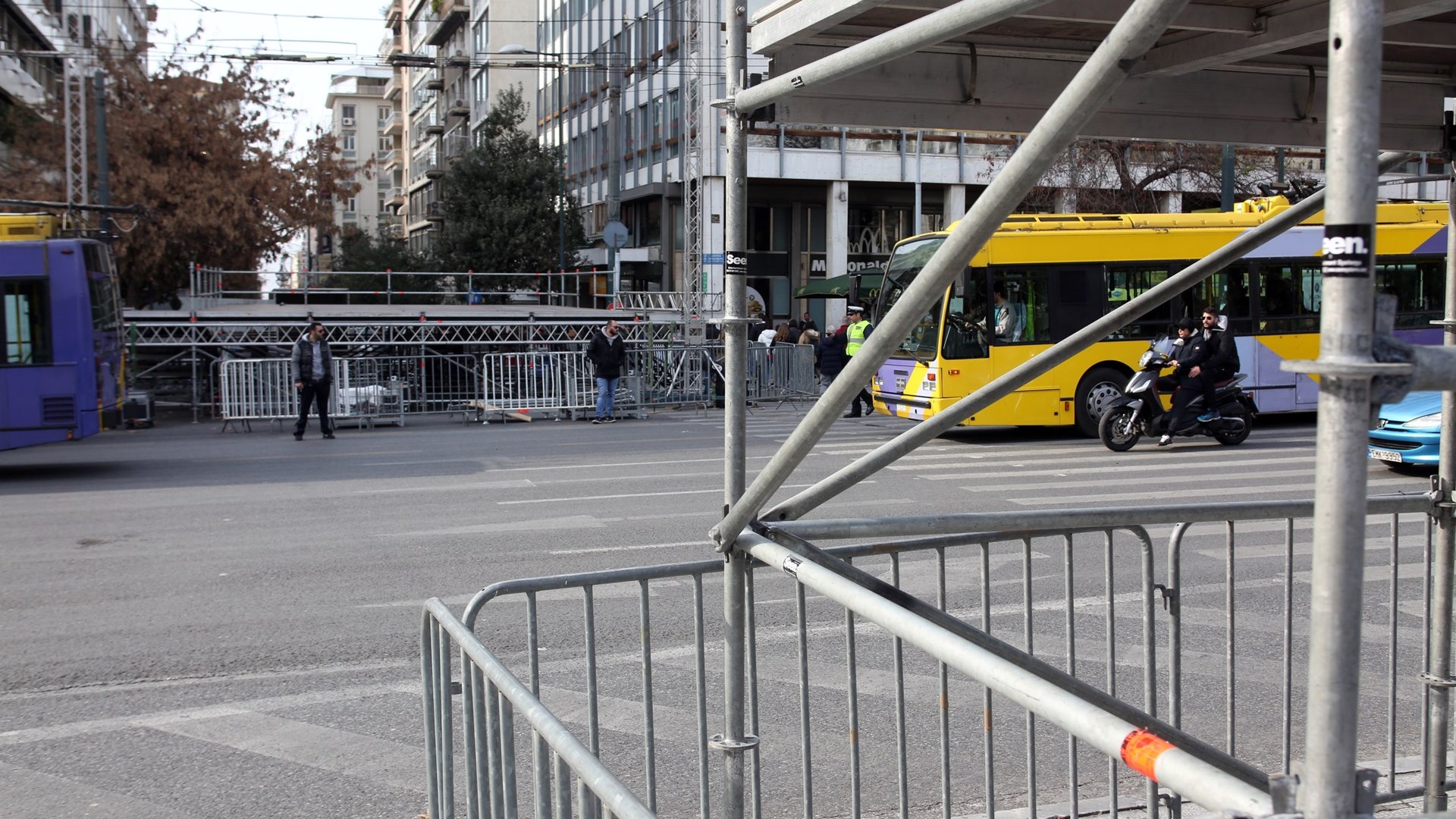 Κάγκελα…κάγκελα παντού στο κέντρο της Αθήνας λίγες ώρες πριν από το συλλαλητήριο – ΦΩΤΟ