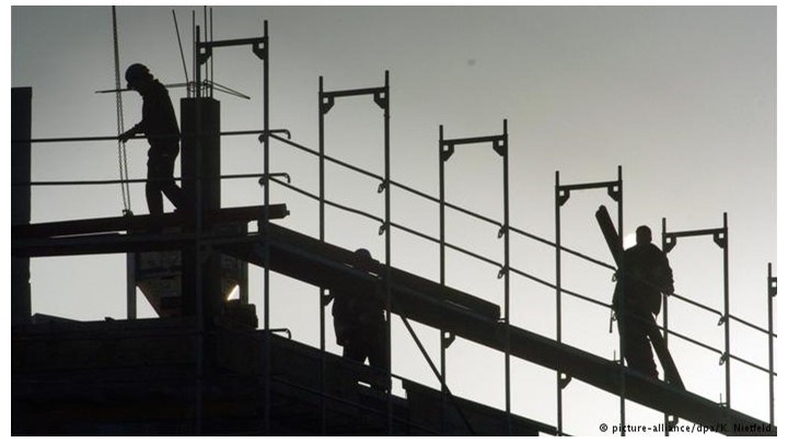 Η απελπισία της ανεργίας τους οδηγεί στα” χέρια” απατεώνων