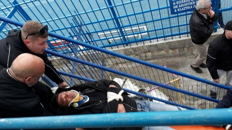 Εθνικός – Προοδευτική: Άγριο ξύλο στην εξέδρα – Έπεσε αναίσθητος ο γενικός αρχηγός των φιλοξενούμενων