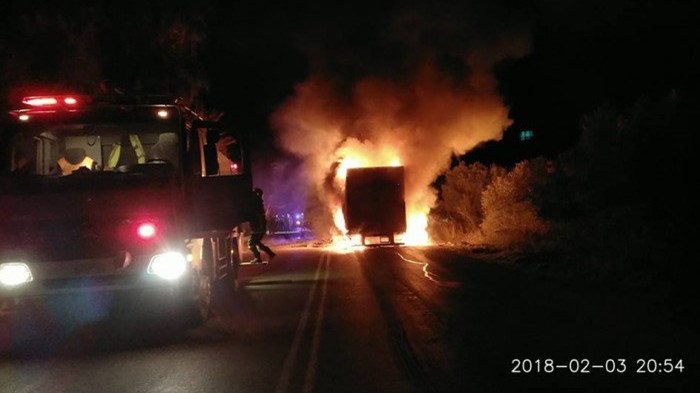 Αναστάτωση στα Χανιά: Νταλίκα τυλίχτηκε στις φλόγες εν κινήσει – ΒΙΝΤΕΟ