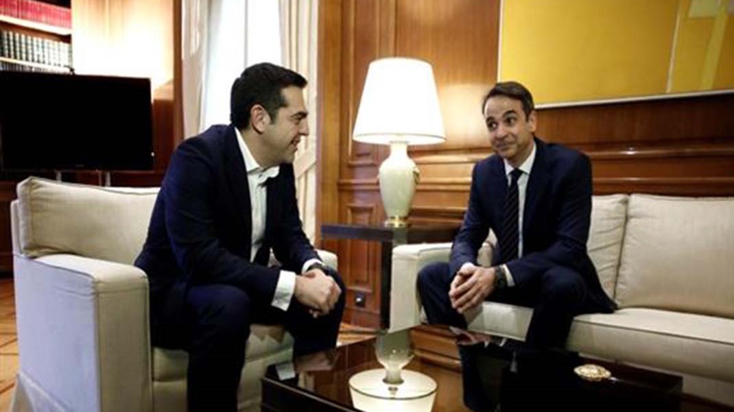 Άναψε «φωτιές» η διαρροή διαλόγου Τσίπρα-Μητσοτάκη για το σκοπιανό από το Μέγαρο Μαξίμου