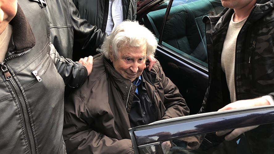 Στο Σύνταγμα έφτασε ο Μίκης Θεοδωράκης- ΤΩΡΑ