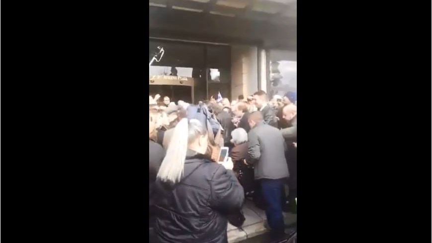 ΒΙΝΤΕΟ από την άφιξη του Μίκη Θεοδωράκη στην πλατεία Συντάγματος για το συλλαλητήριο