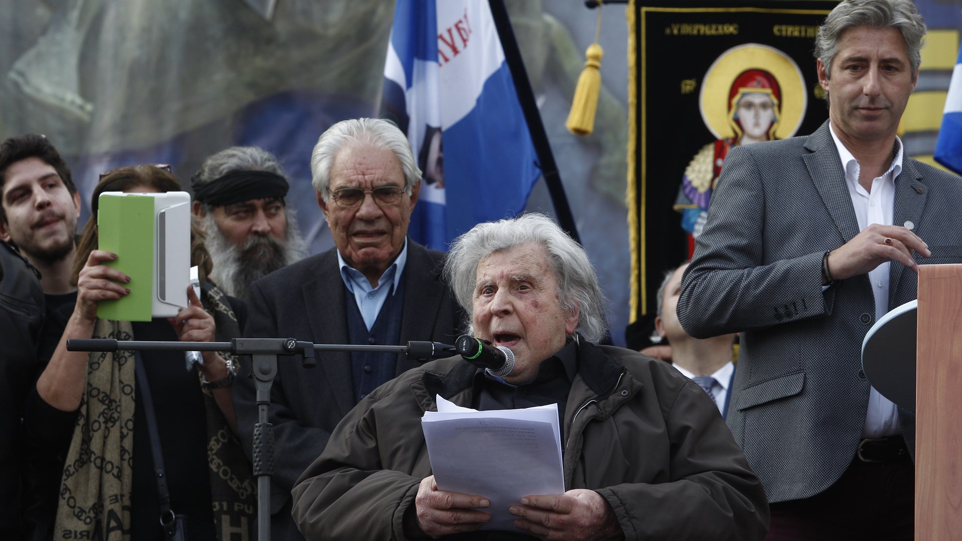 Μίκης Θεοδωράκης: Να μην αναγνωρίσουμε ποτέ τη “νόθα” Μακεδονία – “Αλλάζεις την ιστορία” του φώναζαν οι διαδηλωτές