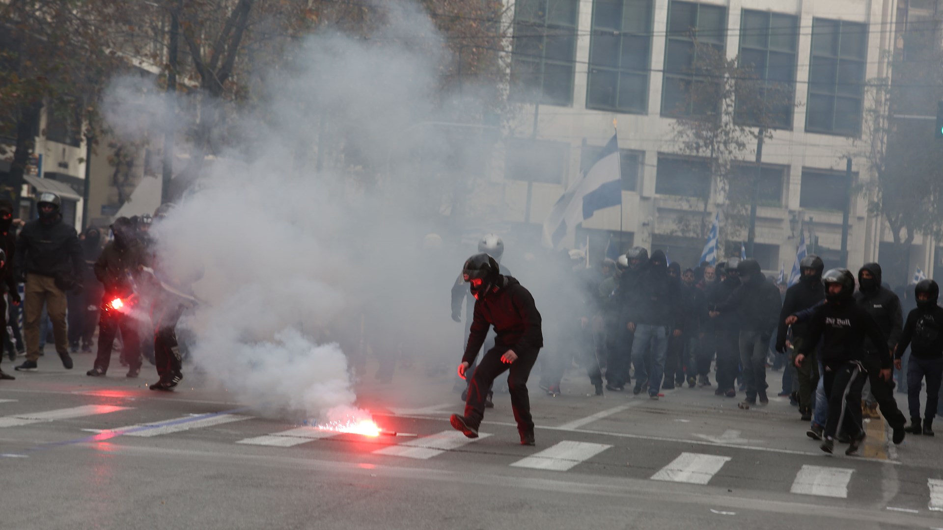Μάχες σώμα με σώμα μεταξύ κουκουλοφόρων και ΜΑΤ στην Πανεπιστημίου – Έγινε χρήση χημικών – ΤΩΡΑ