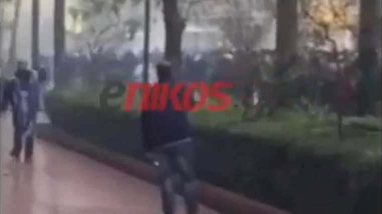 ΒΙΝΤΕΟ αναγνώστη από τα επεισόδια μεταξύ κουκουλοφόρων και ΜΑΤ στην Πανεπιστημίου