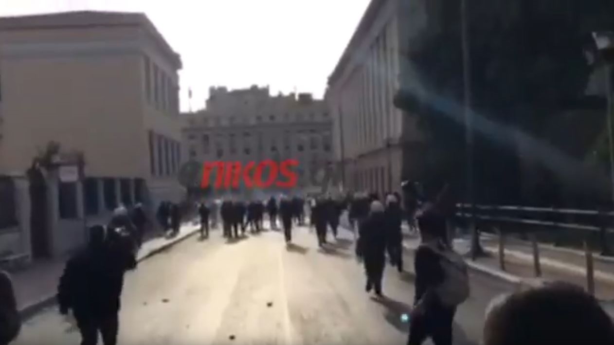 Καρέ – καρέ οι μάχες σώμα με σώμα μεταξύ κουκουλοφόρων και ΜΑΤ στην Πανεπιστημίου – ΝΕΟ ΒΙΝΤΕΟ